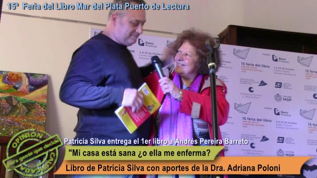 Momento en el que Andrés Pereira Barreto recibe de manos de la autora Patricia Silva, el primer ejemplar de "Micasa está sana ¿o ella me enferma?